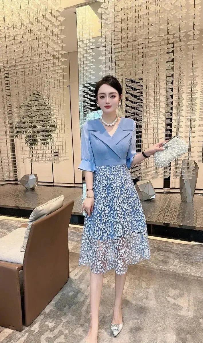 Elegante abito azzurro con gonna in pizzo floreale