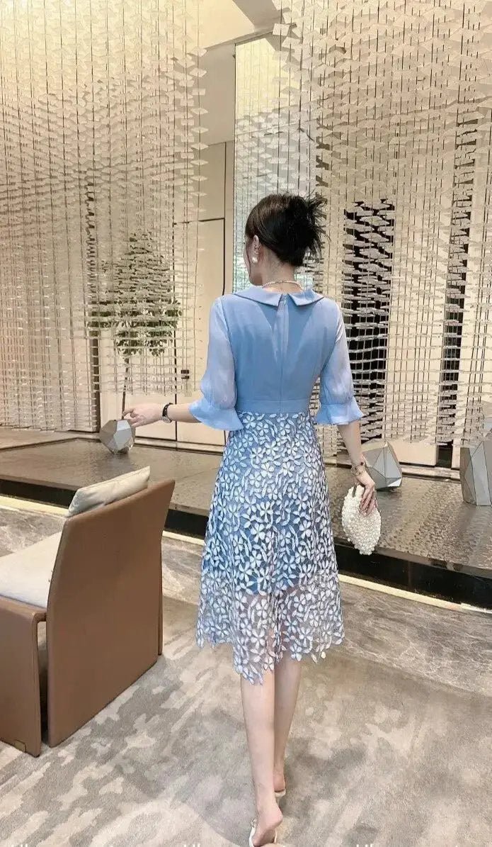 Elegante abito azzurro con gonna in pizzo floreale