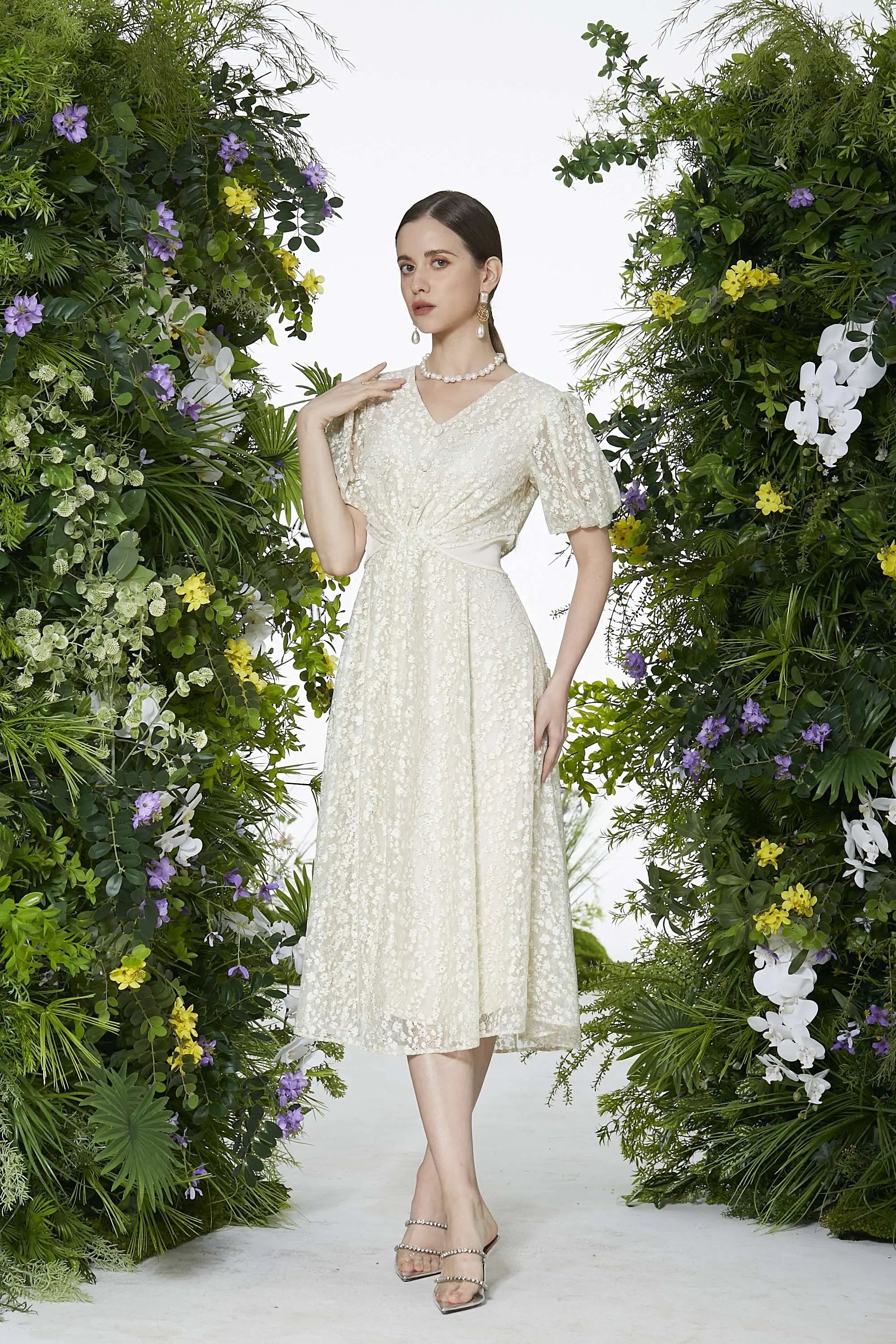 Ladies' Summer Gentle and Simple Lace V-neck Waist Cinched Dress ULA