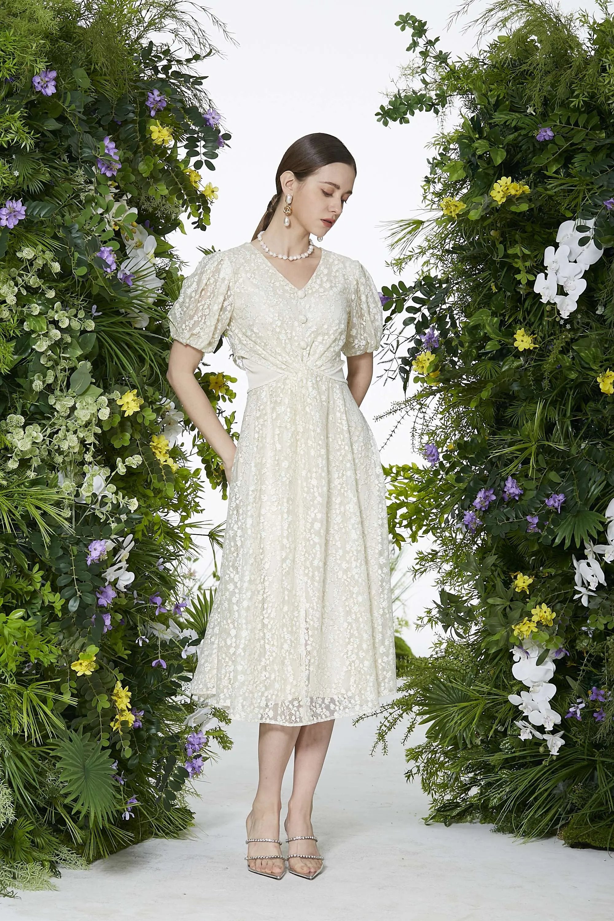 Ladies' Summer Gentle and Simple Lace V-neck Waist Cinched Dress ULA