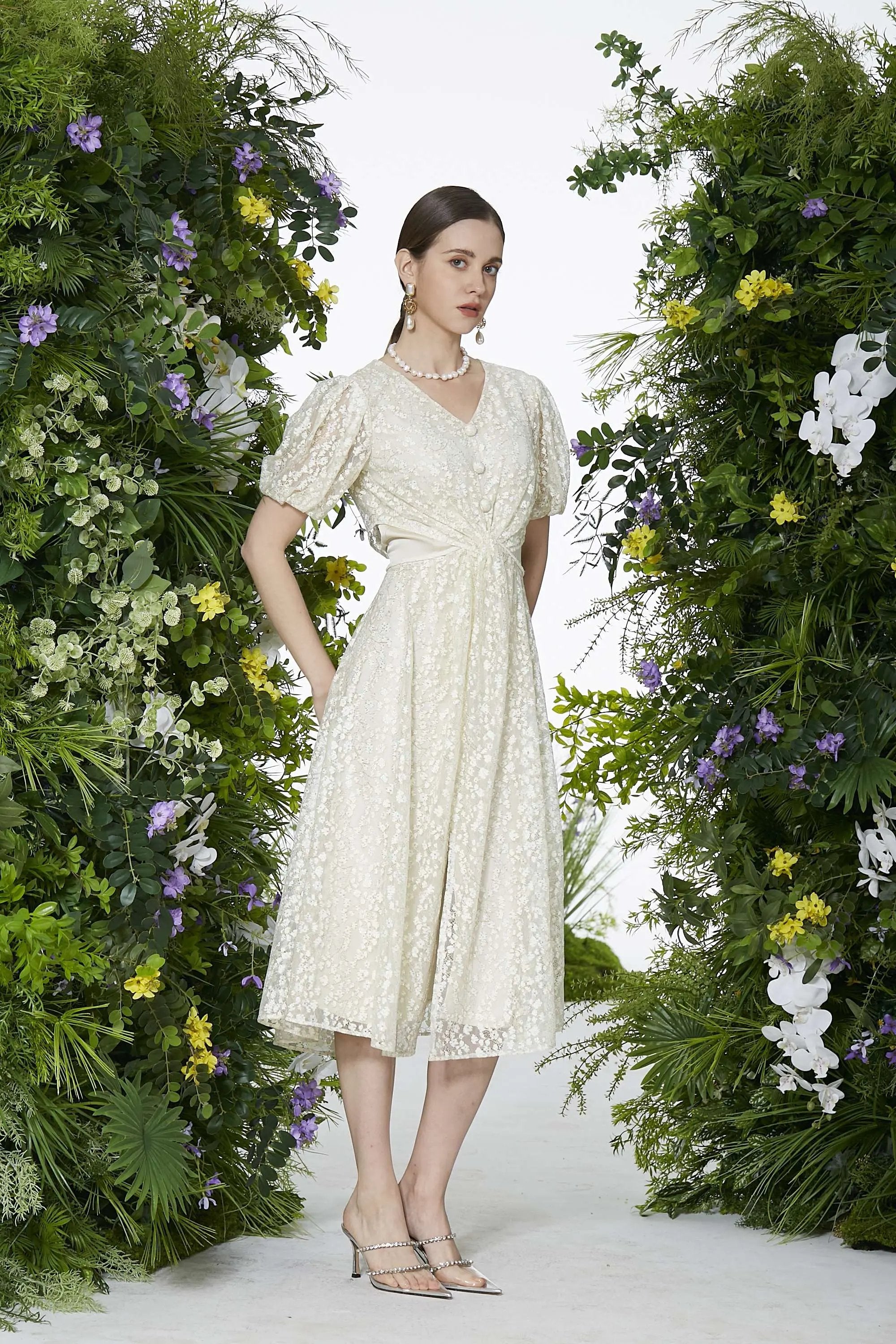 Ladies' Summer Gentle and Simple Lace V-neck Waist Cinched Dress ULA