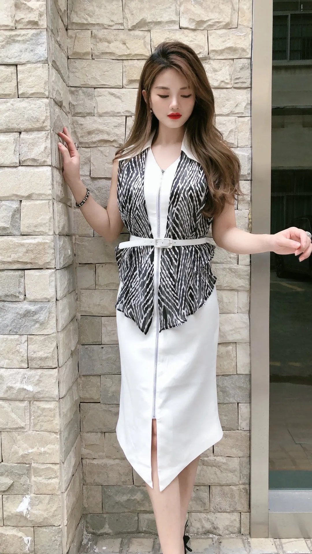 Chic Sleeveless Ensemble with Zebra - Print Accent ULA